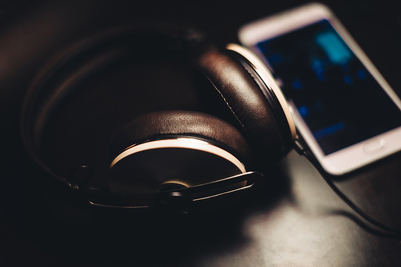 Audífonos y celular, categoría tecnología